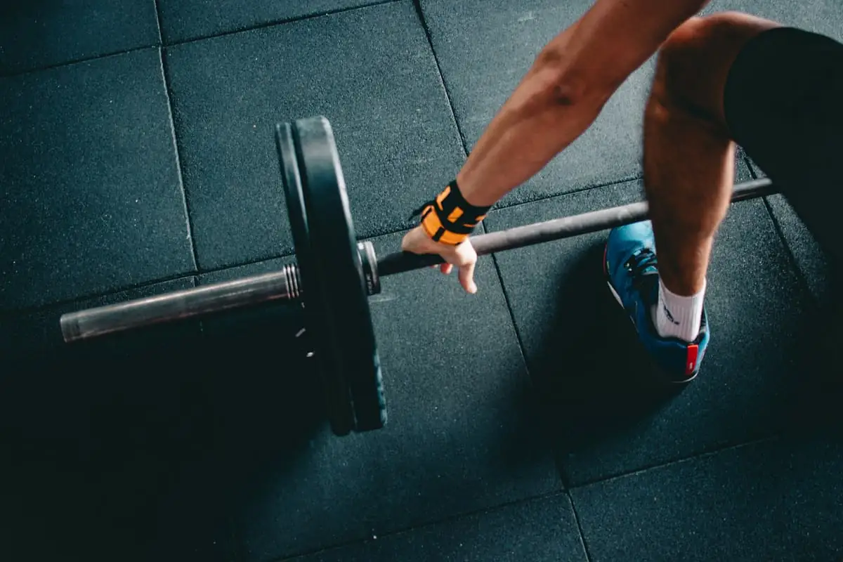 Fitneszedzés modern teremben